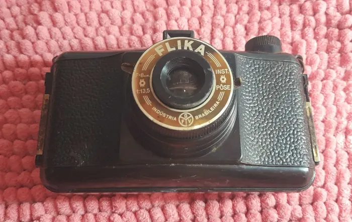 Camera fotográfica analógica antiga Flika