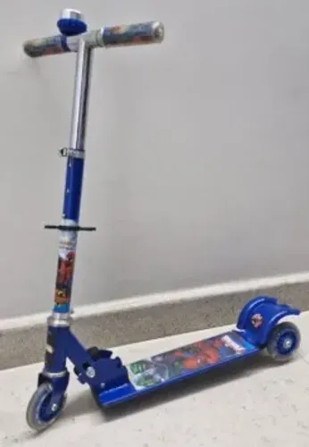 Patinete Homem Aranha de metal, com Led nas rodinhas