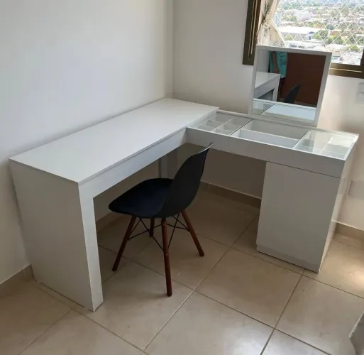 Escrivaninha/ panteadeira.
