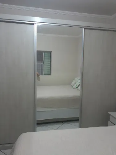 Guarda-Roupas de Casal com Espelho