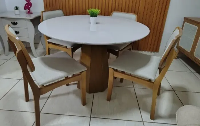 Mesa de Jantar Isis com 4 Cadeiras Luna 120x120 Direto da Fabrica