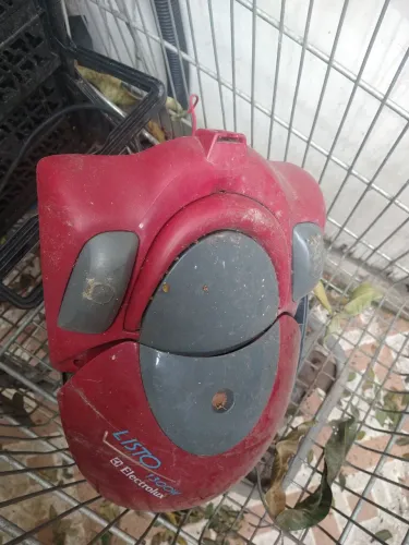 Aspirador de pó Eletrolux com defeito  no motor, para reposição de peças 