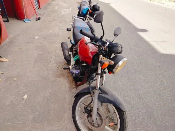 Vendo Honda CBX 200 Strada 2001 de leilão