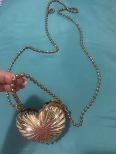 Bolsa de coração dourada com corrente