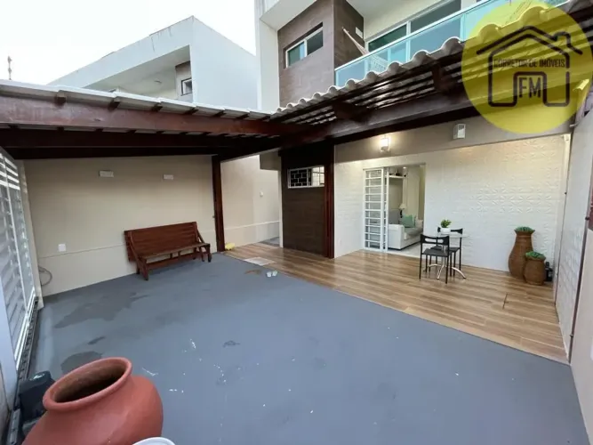 Excelente casa decorada, com amplo quintal em condomínio
