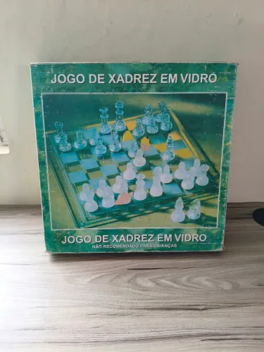 Jogo de Xadrez em Vidro - Completo, Peças Foscas e Translúcidas