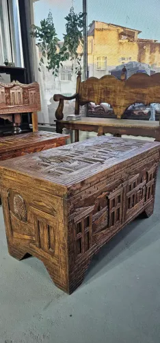 Móveis antigos, baú de madeira talhada, antiguidades