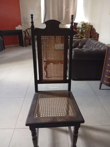 Cadeira de madeira com assento em tela