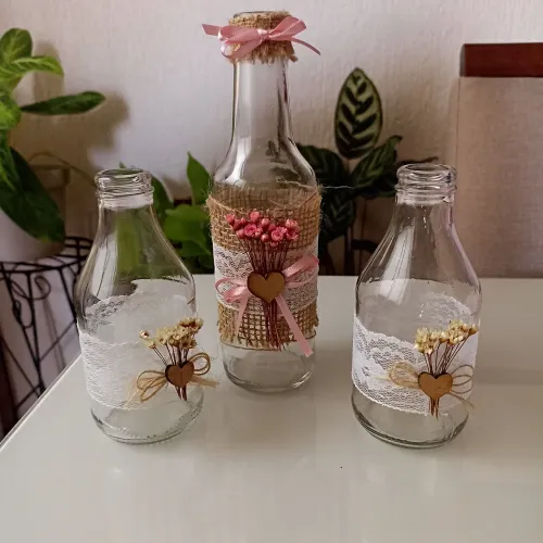 3 garrafinhas de enfeite com decoração artesanal