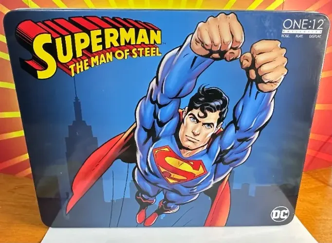Mezco One 12 Superman Versão Comic DC Comics