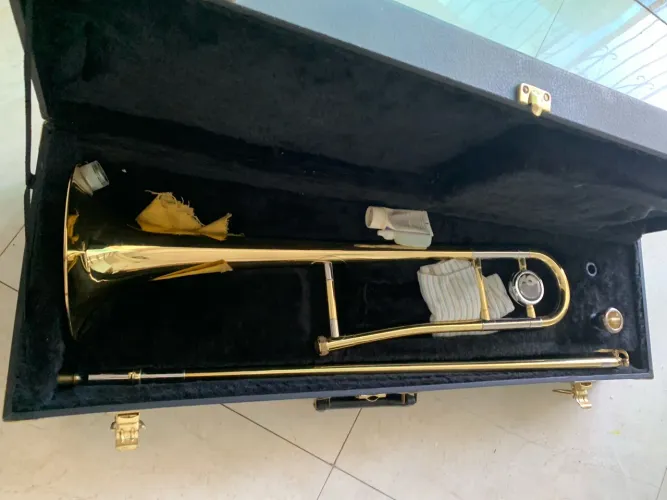 Trombone em excelente estado, com case incluso