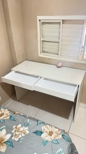 Mesa com 2 gavetas 