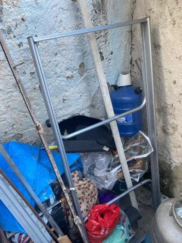 Cama auxiliar de ferro com rodinhas