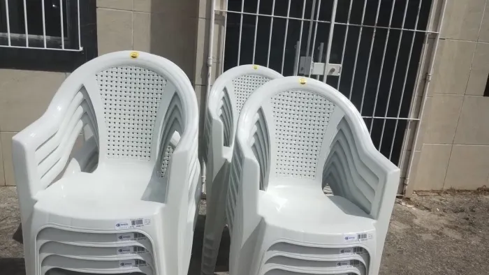 Cadeiras Plásticas Brancas Empilháveis