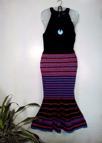 Vestido Preto Longuete com Saia Listrada da Mamô