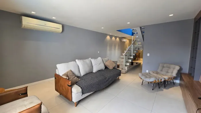 Taquara. Casa Dúplex com Salão Integrado, 3 Quartos, sendo 1 Suíte na Taquara - Rio de Jan