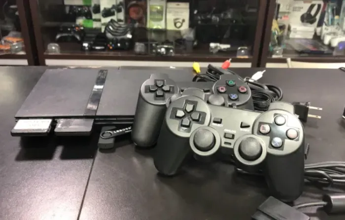 Título: Playstation 2 Slim preto Sistema O.P.L 64Gb + 02 Controles paralelos com fio + 02 