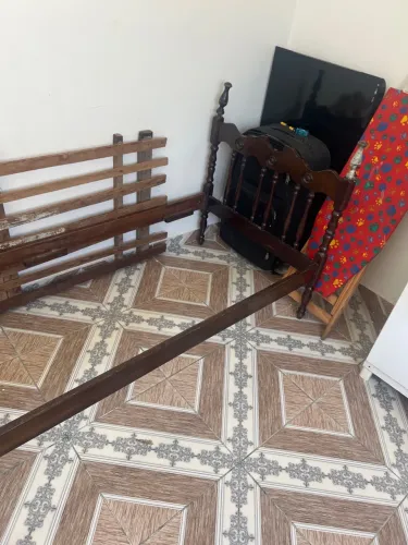 Cama de solteiro antiga de madeira - R$ 450