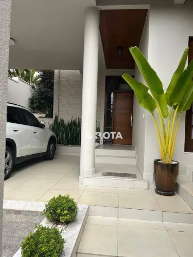 Casa assobradada com 4 quartos (2 deles suíte) no mais desejado e cobiçado condomínio de C
