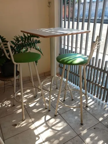 Conjunto de bistrô alto com duas banquetas com pequenas marcas de uso