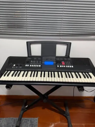 Teclado Yamaha psr-e423 - Vem com Fonte, Pedestal e Suporte de partitura
