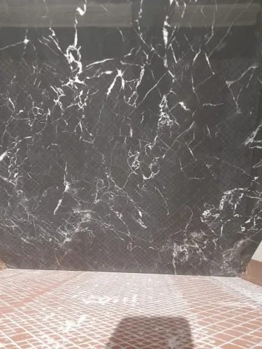 Piso de Cerâmica Marmorizado Escuro e Claro Polido e Retificado 81x81 cm