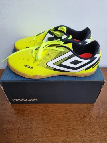 Chuteira Futsal Umbro Action - Número 43 - Nova