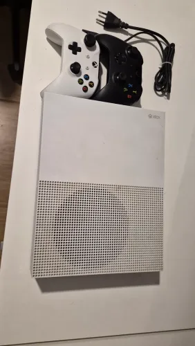 Xbox one S branco,  com dois controles 01 preto 01 branco 