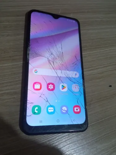 Celular barato Samsung A10s ( tela trincada)