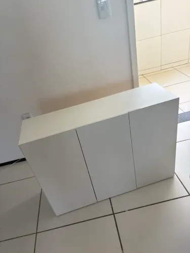 Armário branco três portas