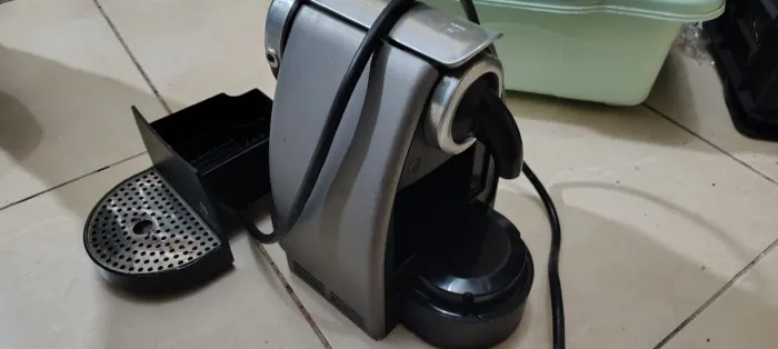 Cafeteira Nespresso com avarias