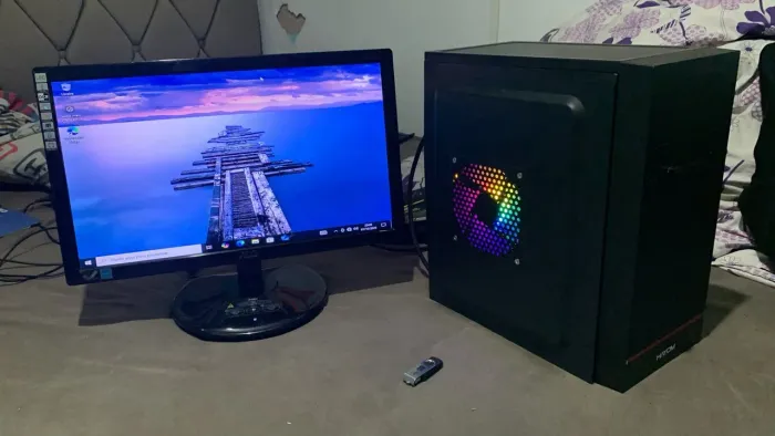 Computador de escritório + monitor AOC