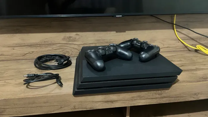 Ps4 PRO com 2 Controles