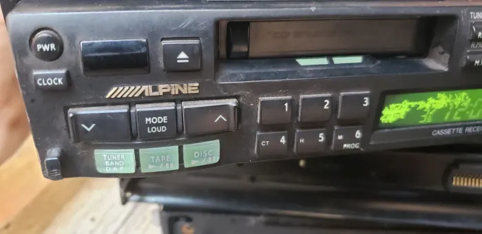 Alpine Radio toca fitas