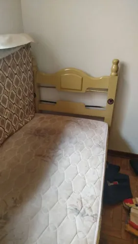 VENDO COLCHÃO DE SOLTEIRO ORTOPÉDICO UM EXCELENTE ESTADO PRECISA UMA LIMPEZINHA DETALHE
