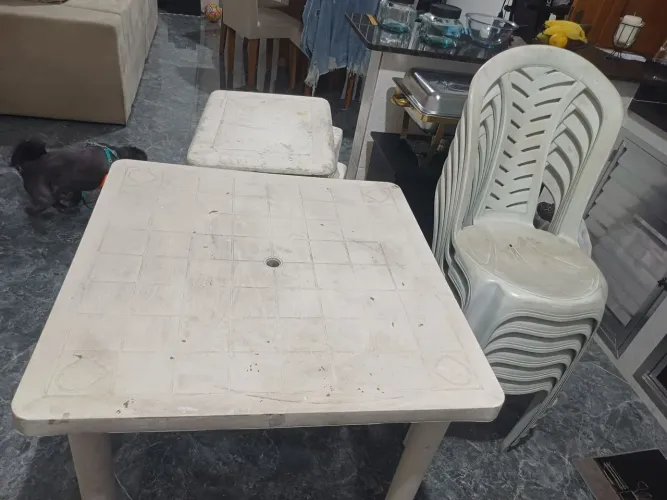Jogo de mesa branca com 4 cadeiras