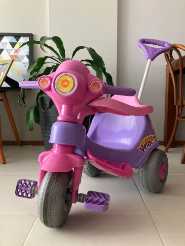 Triciclo motoca Calesita