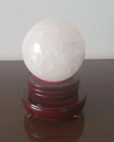 Bola/ esfera de Quartzo Branco Leitoso com Base em Madeira-pedra semi preciosa