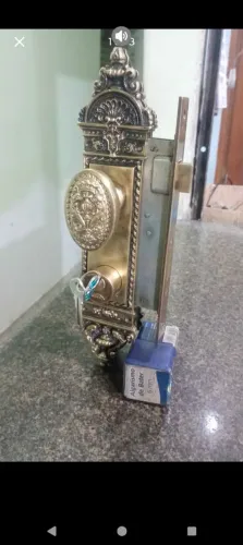 Fechadura estilo colonial de metal.