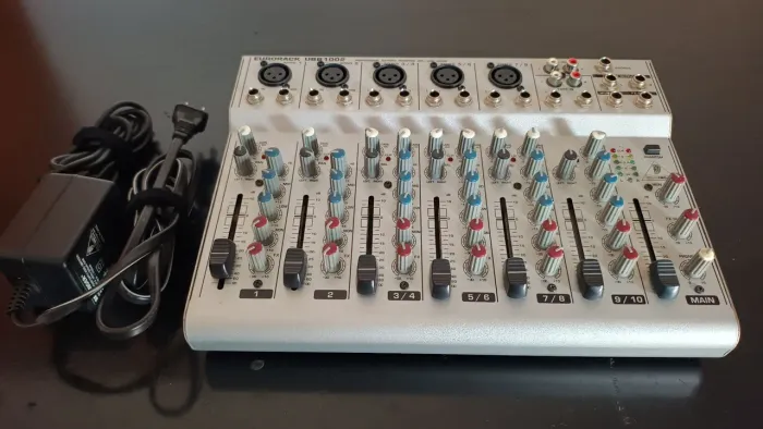 Mesa de som Behringer Eurorack UBB1002