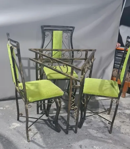 Mesa com 3 cadeira triangular não acompnha vidro