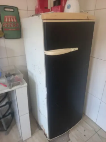 Geladeira  fogão  guarda roupas  camas