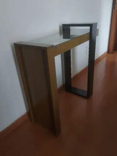APARADOR COM TAMPO DE VIDRO