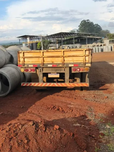 CARRETA GRADE BAIXA 12,50 MTS, ASSOALHO CHAPA, MUITO BOA, GRADES DE FERRO, PEGAR E TRABALH