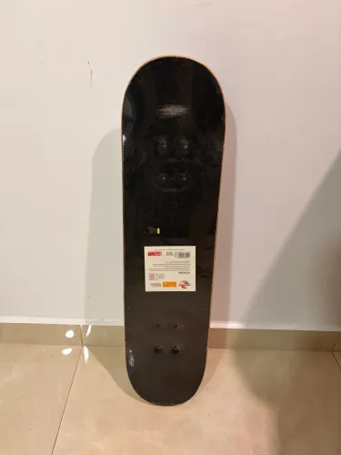 Skate novo ainda no plástico