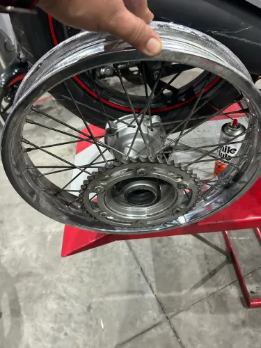 Roda traseira de Honda broz com a coroa de tração!