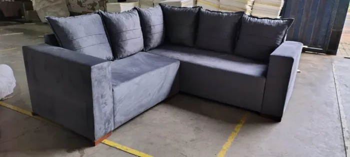 Sofa de canto Cores bege, marrom e cinza no veludo