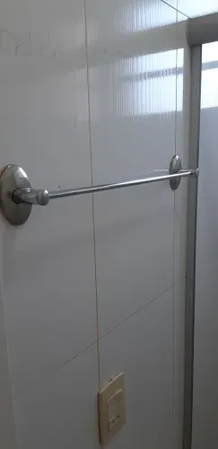 Acessórios para banheiro de metal cromado.