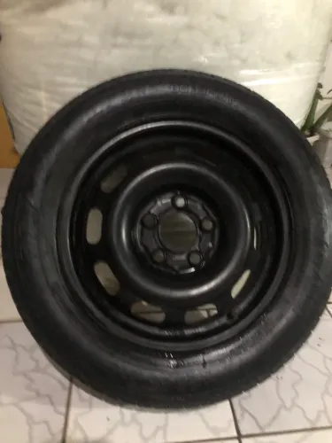 pneu com roda de ferro  aro 15. 185/65. 5 furos em excelente condição 