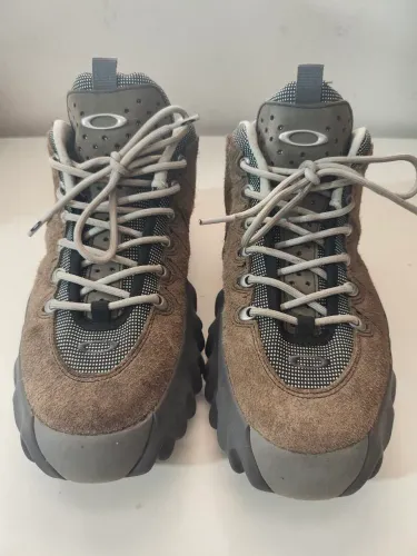 Bota Oakley x Brain Dead Factory Team Edge Boot Cobblestone - Raríssimo